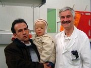 Dr. Uhlig mit Buse und ihrem Vater Ilhan Kamali