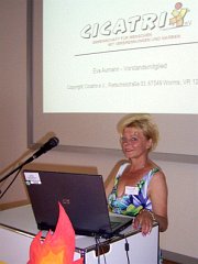 unsere Schatzmeisterin Eva Aumann beim Vortrag zum Thema Brandverletzungen