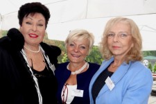 vlnr. Petra Lubosch und Schatzmeisterin Eva Aumann von Cicatrix mit Monika Ferdinand vom Bund Deutscher Kosmetiker/innen