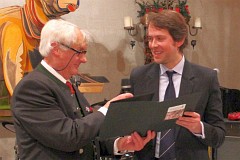 Helmut Meyer übergibt den Preis