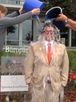 RA Thomas Gfroerer spendet für Cicatrix bei der ice bucket challenge