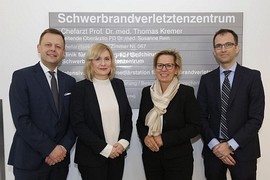 Aufsichtsratsvorsitzender T. Bonew, Geschäftsführerin Dr. I. Minde, Staatsministerin B. Klepsch, Chefarzt Prof. T. Kremer